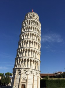 Yes the Leaning Tower really does!